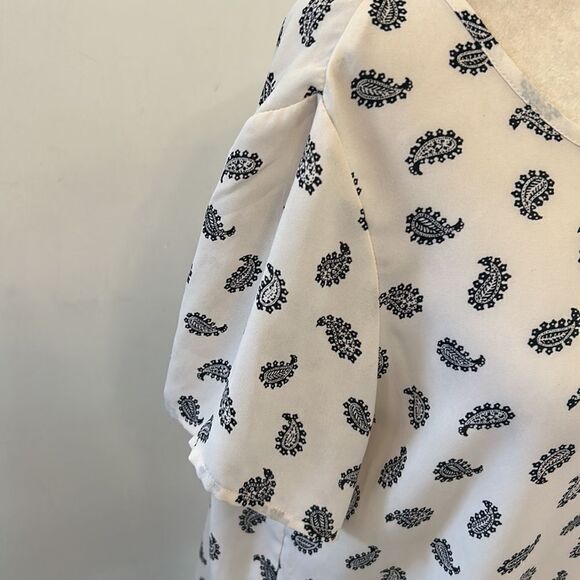 Premise Studio cream paisley short sleeve blouse Size M EUC - Picture 3 of 10